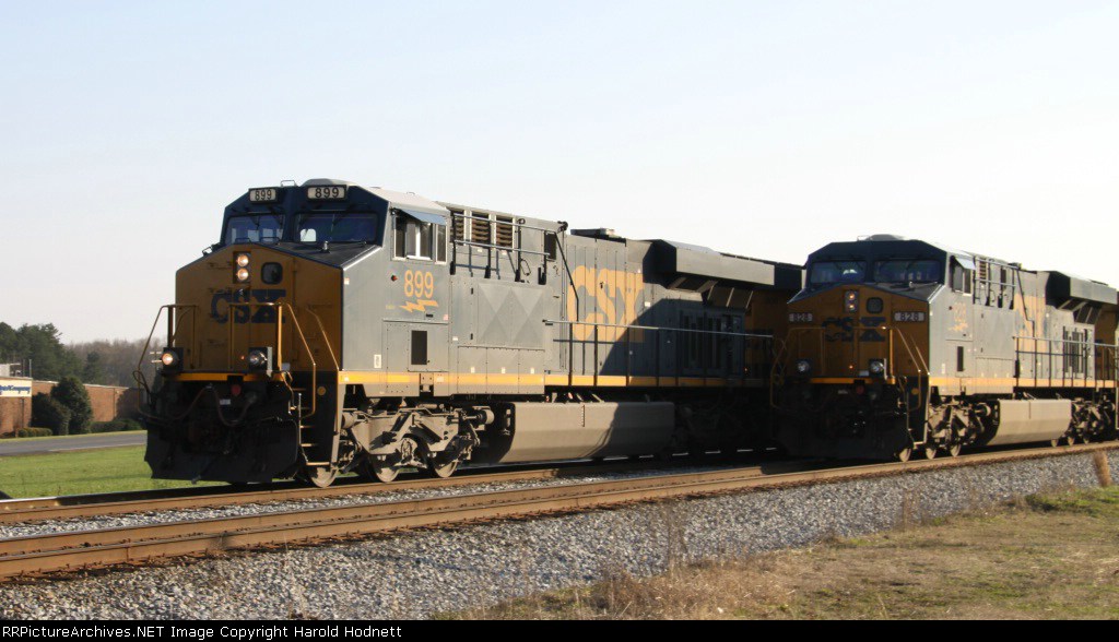 CSX 899 leads train U355 past train V373